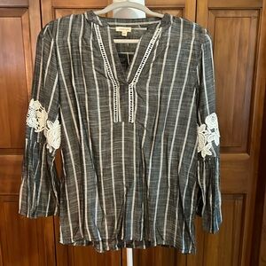 NWT Jennifer Grace black and cream tunic blouse